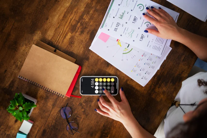 imagem destaca com uma calculadora para planejar os gastos dos mês